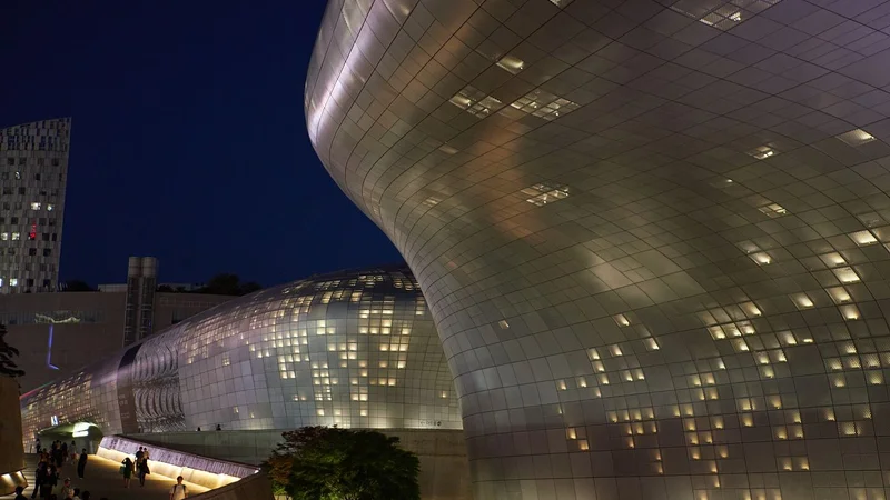 Dongdaemun và DDP: mua sắm tới khuya, tòa nhà cong bạc, cổng Heunginjimun và hẻm gà tần dakhanmari