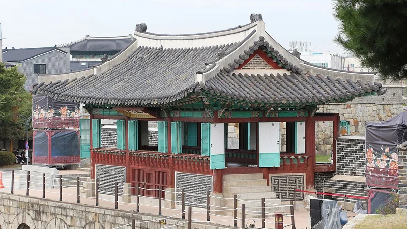 Pháo đài Hwaseong ở Suwon: đi từ Seoul thế nào, đi bộ trên tường thành và hành cung trong một ngày