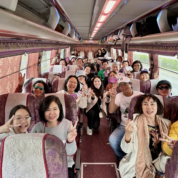 Chụp ảnh kỉ niệm với đoàn