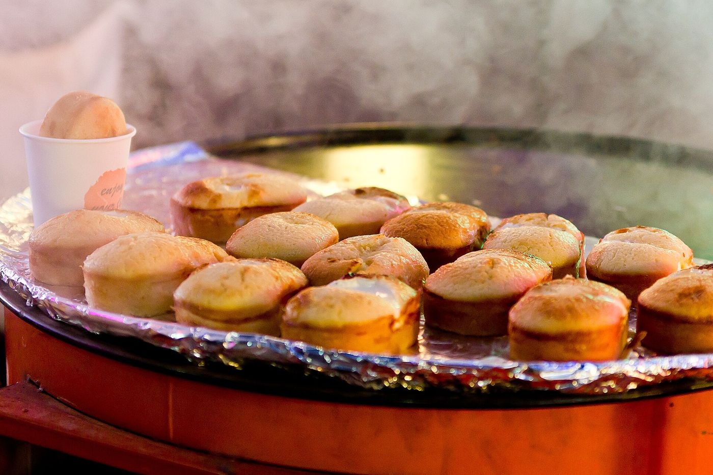 Bánh trứng gyeranppang trên khay ở một quầy đồ ăn đường phố Seoul