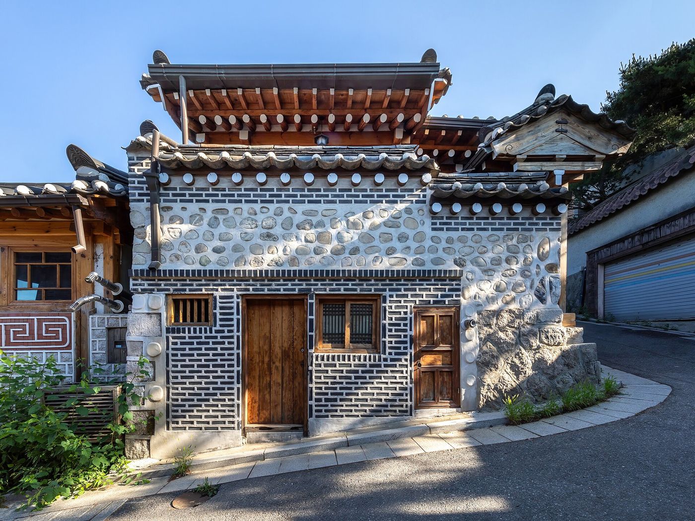 Ngôi nhà hanok tường đá, cửa gỗ bên một con dốc ở Bukchon