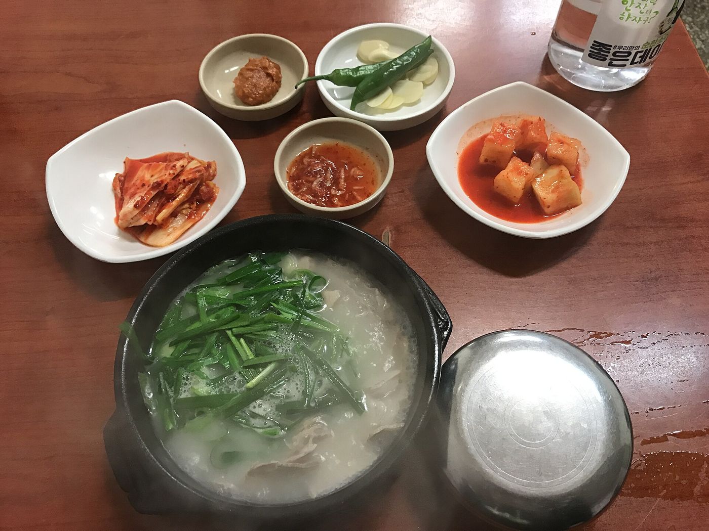 Bát dwaeji gukbap với hẹ, ăn kèm kim chi và các món phụ