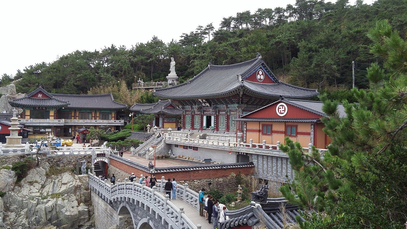Chùa Haedong Yonggungsa nằm sát bờ biển ở Busan