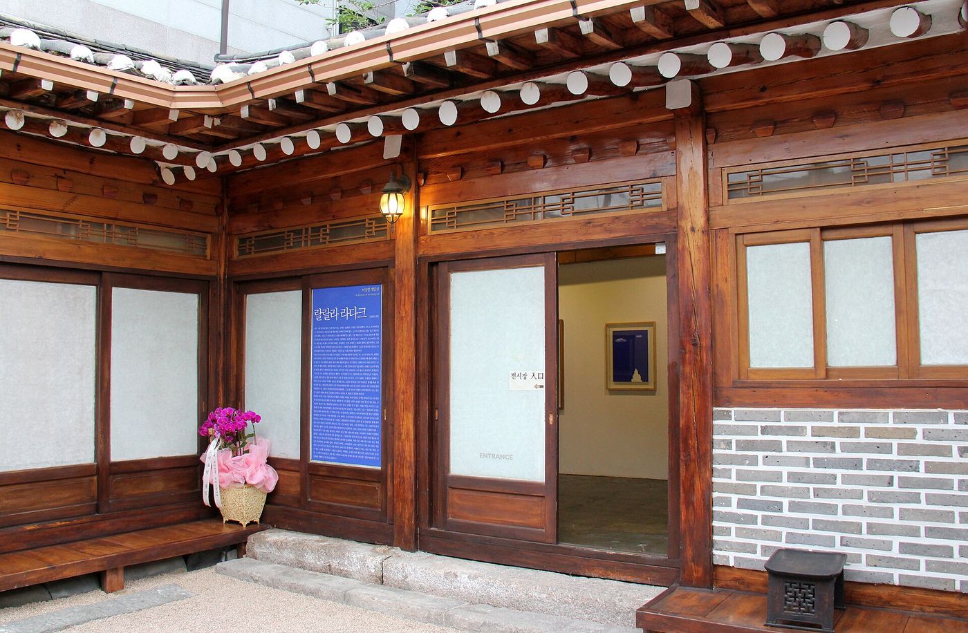 Một nhà hanok làm phòng tranh và quán cà phê ở Tongui-dong, gần cung Gyeongbokgung