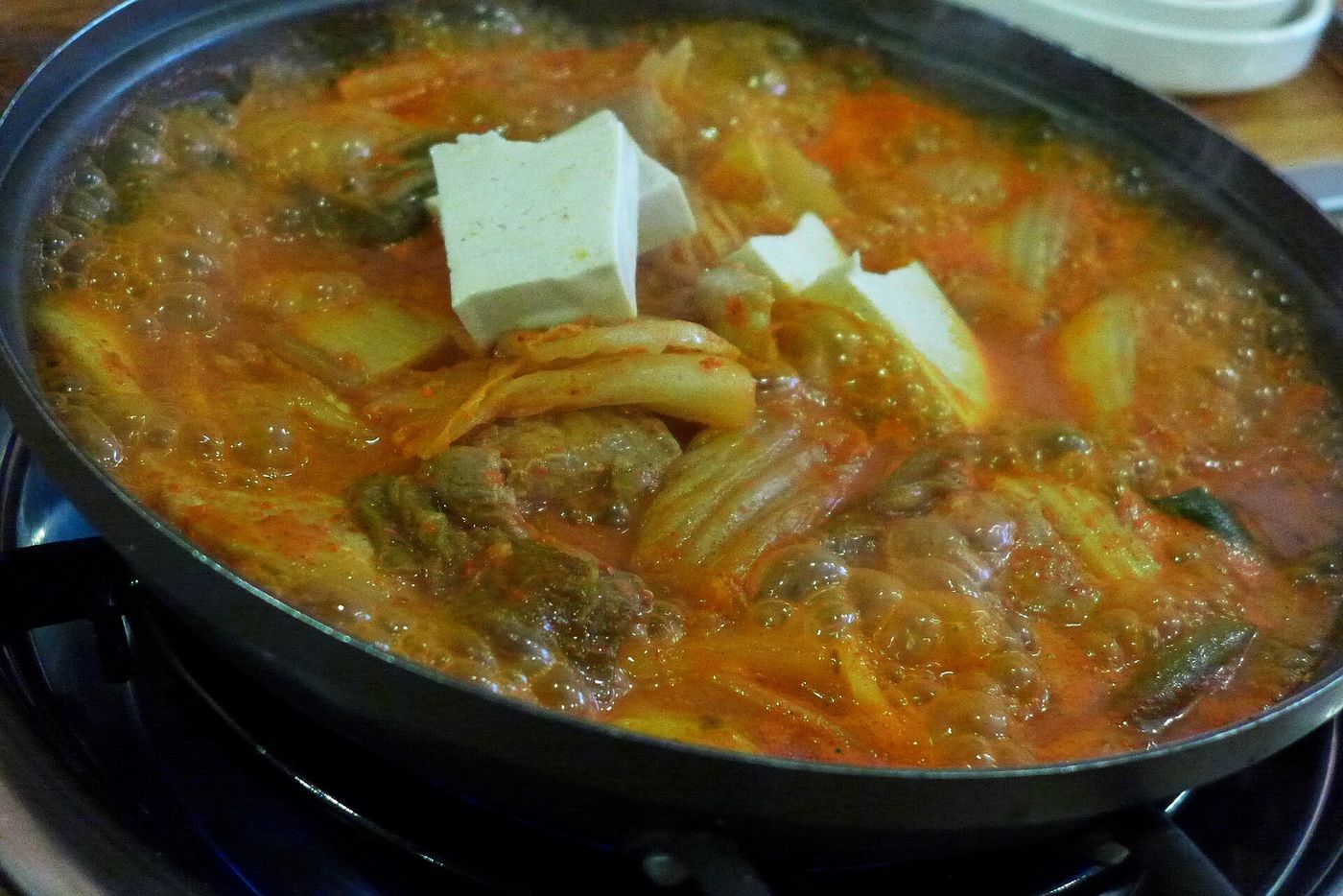 Nồi kimchi jjigae với đậu phụ và thịt heo