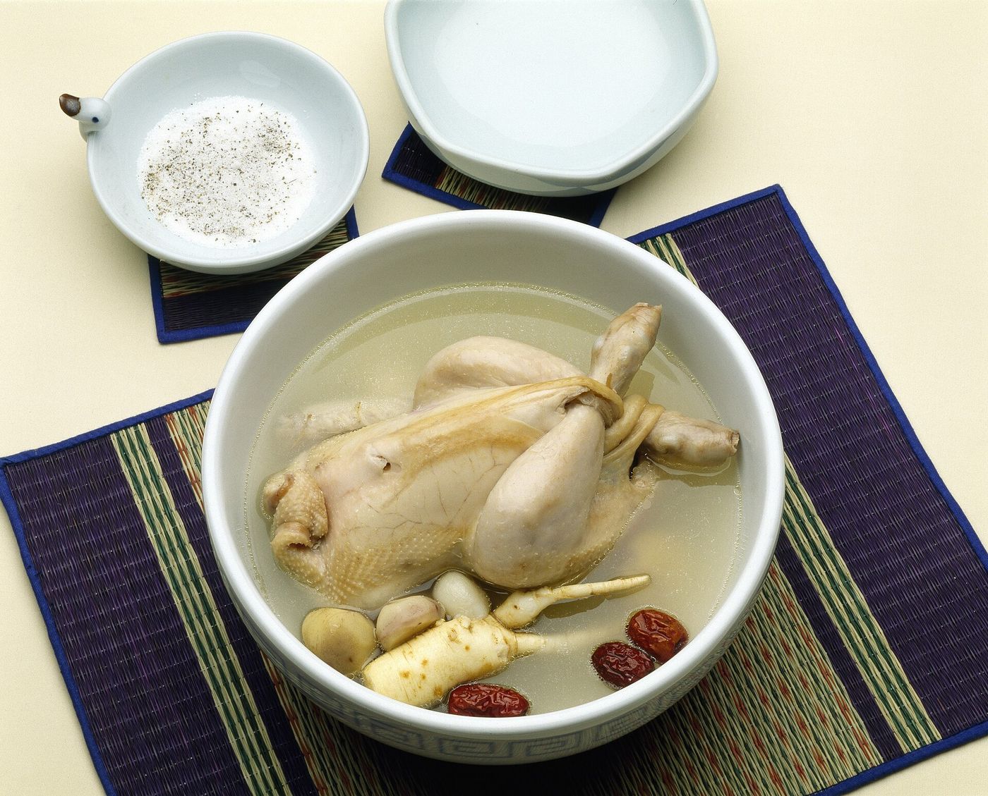 Samgyetang: gà nguyên con hầm với sâm và táo đỏ