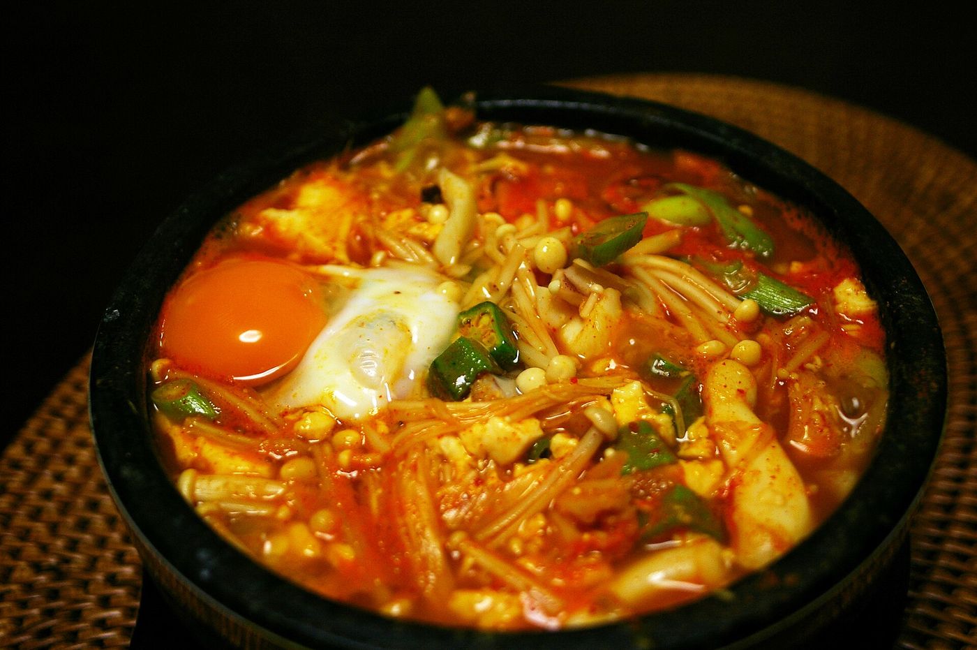 Các món canh nóng của Hàn Quốc nên ăn mùa đông: seolleongtang, samgyetang, gamjatang, sundubu và kimchi jjigae
