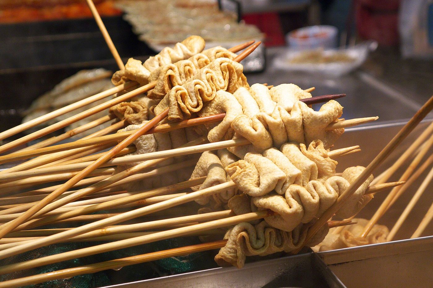 Chả cá eomuk xiên que ở một quầy ven đường