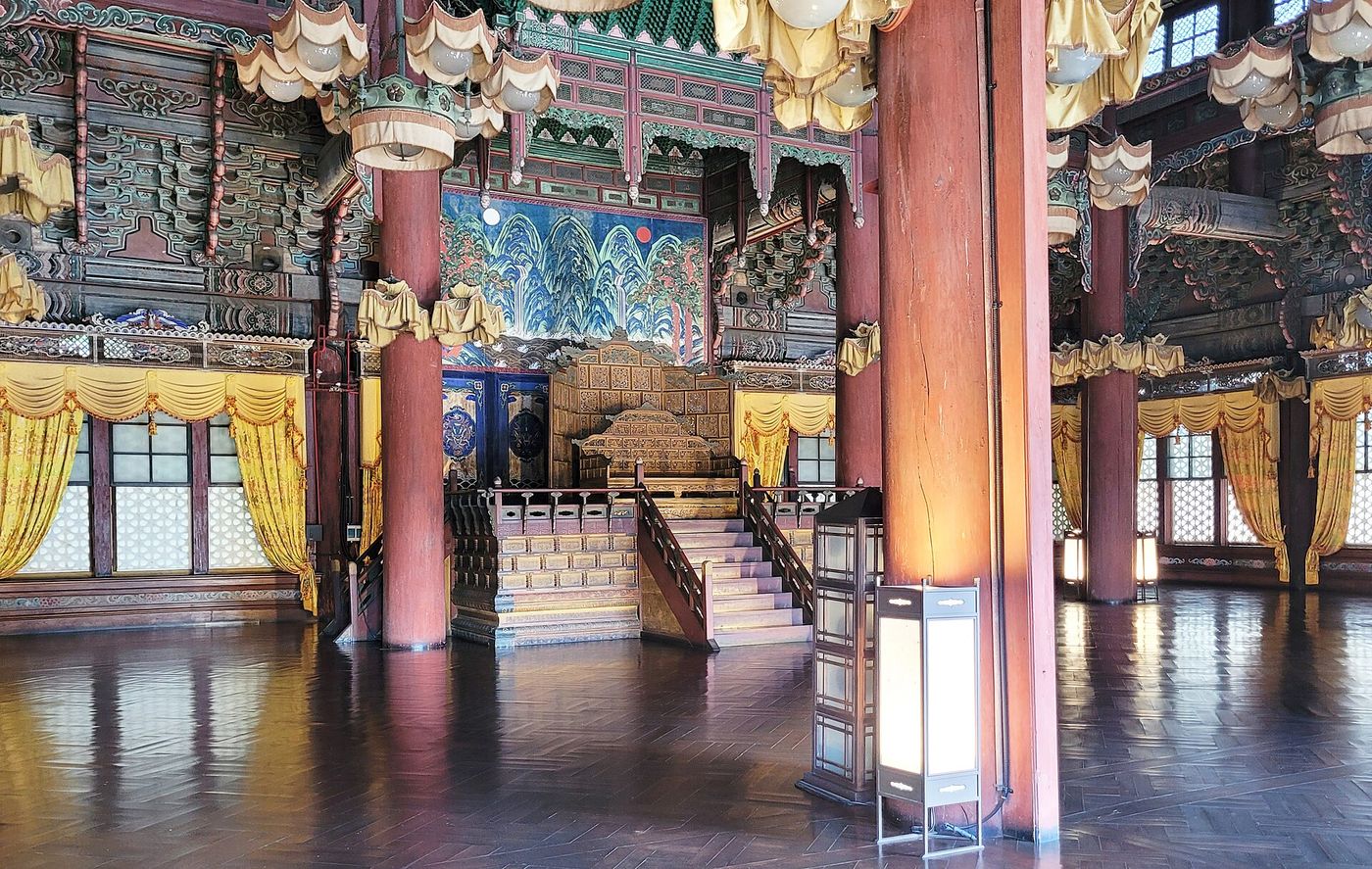 Ngai vua bên trong điện Injeongjeon