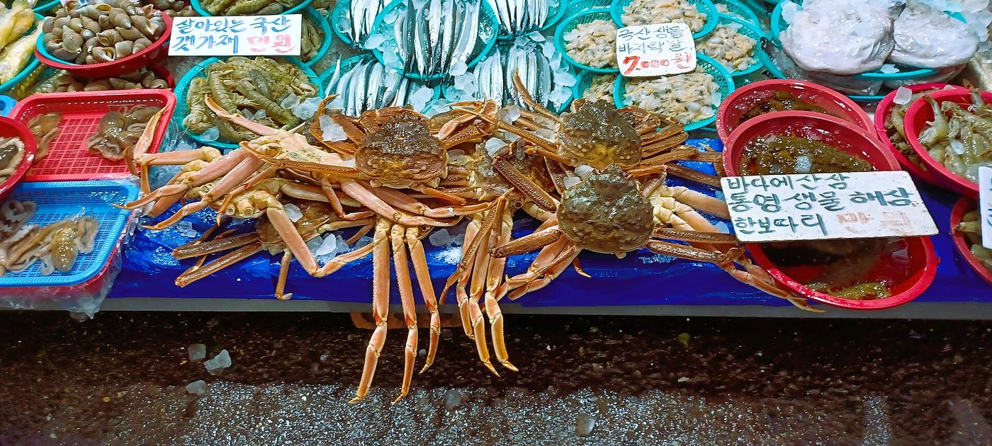 Một quầy hải sản trong chợ Mangwon ở Seoul