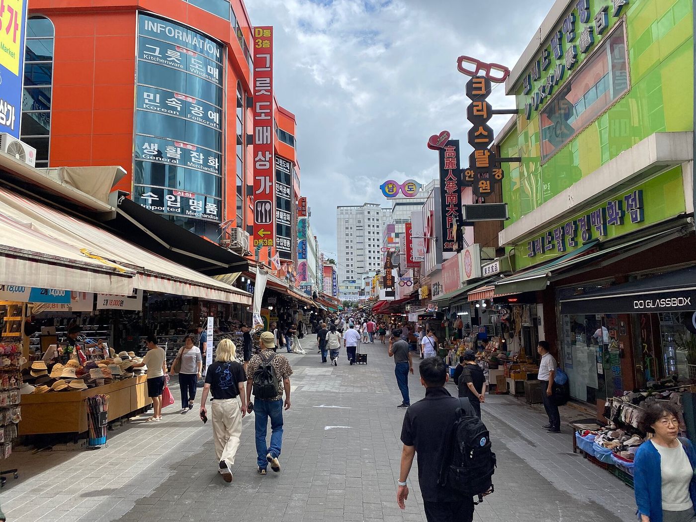 Một con phố trong chợ Namdaemun ban ngày