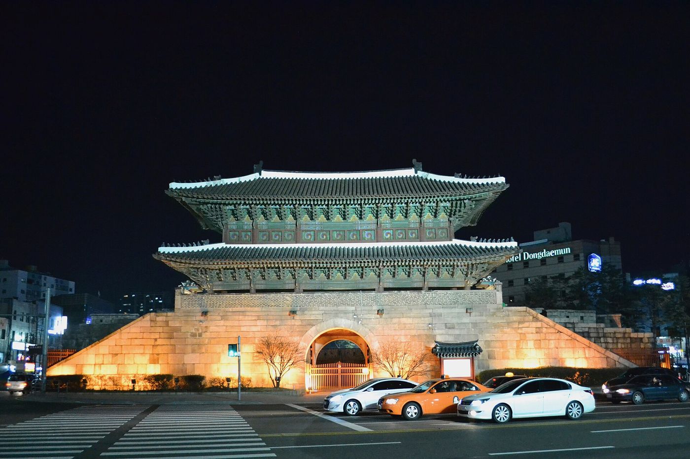 Cổng Heunginjimun (Dongdaemun) chiếu đèn vào buổi tối