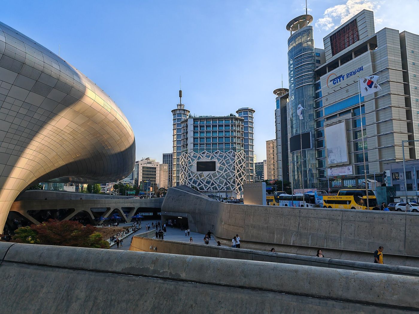 Dongdaemun Design Plaza (DDP) ở khu Dongdaemun