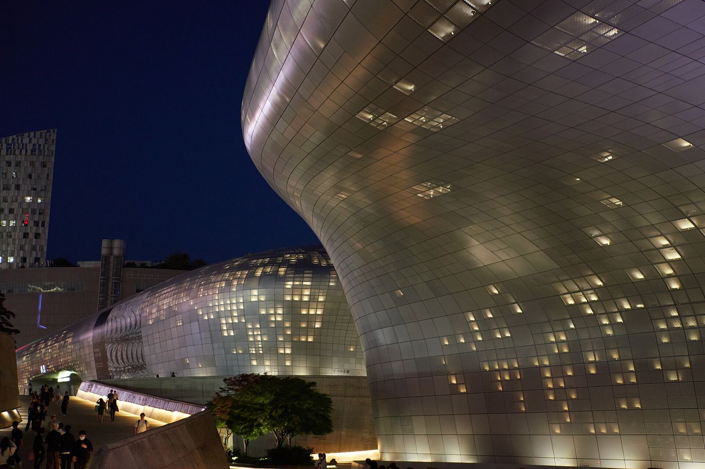 Dongdaemun và DDP: mua sắm tới khuya, tòa nhà cong bạc, cổng Heunginjimun và hẻm gà tần dakhanmari