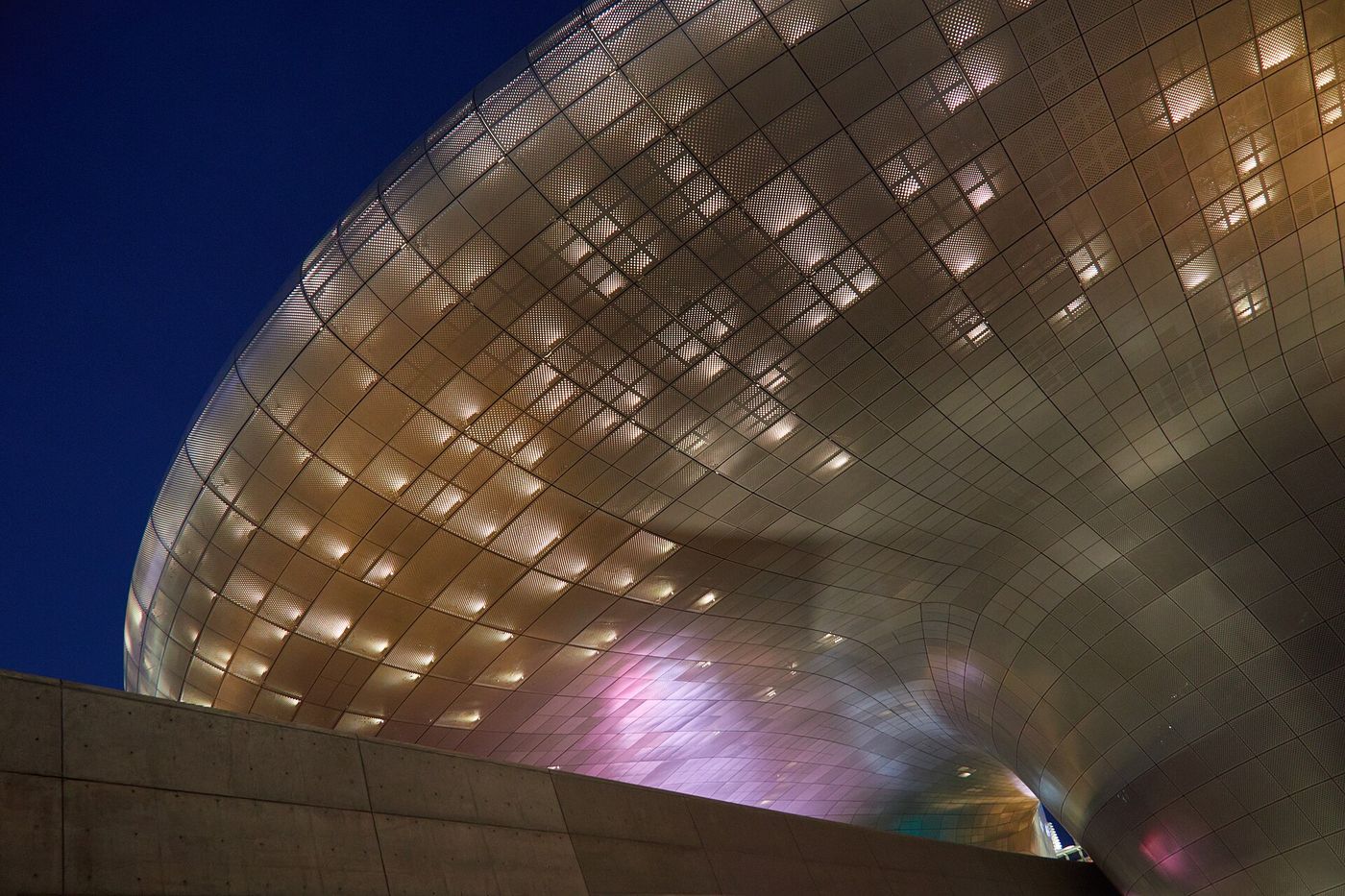 Mặt ngoài Dongdaemun Design Plaza (DDP) lên đèn buổi tối