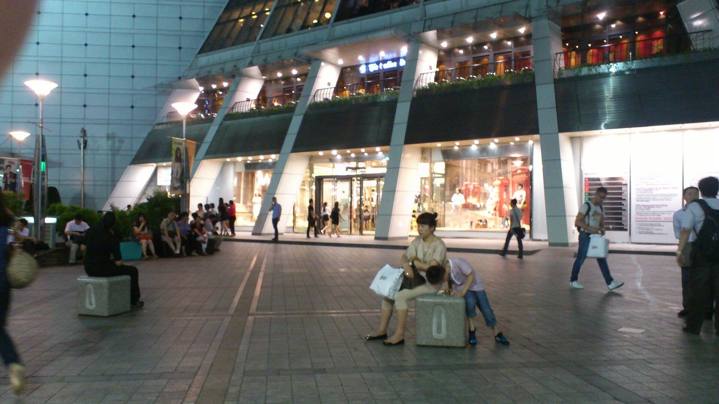 Lối vào trung tâm mua sắm Doota Mall gần chợ Dongdaemun