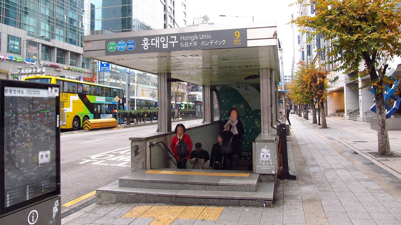 Cửa số 9 của ga Hongik University ở Seoul