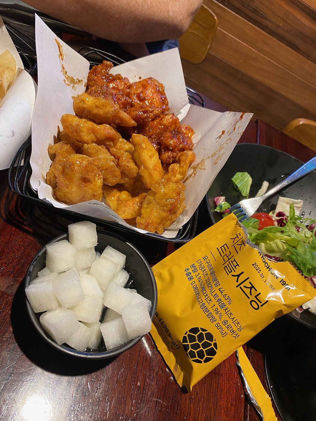 Một phần gà rán ở Seoul kèm củ cải ngâm và salad