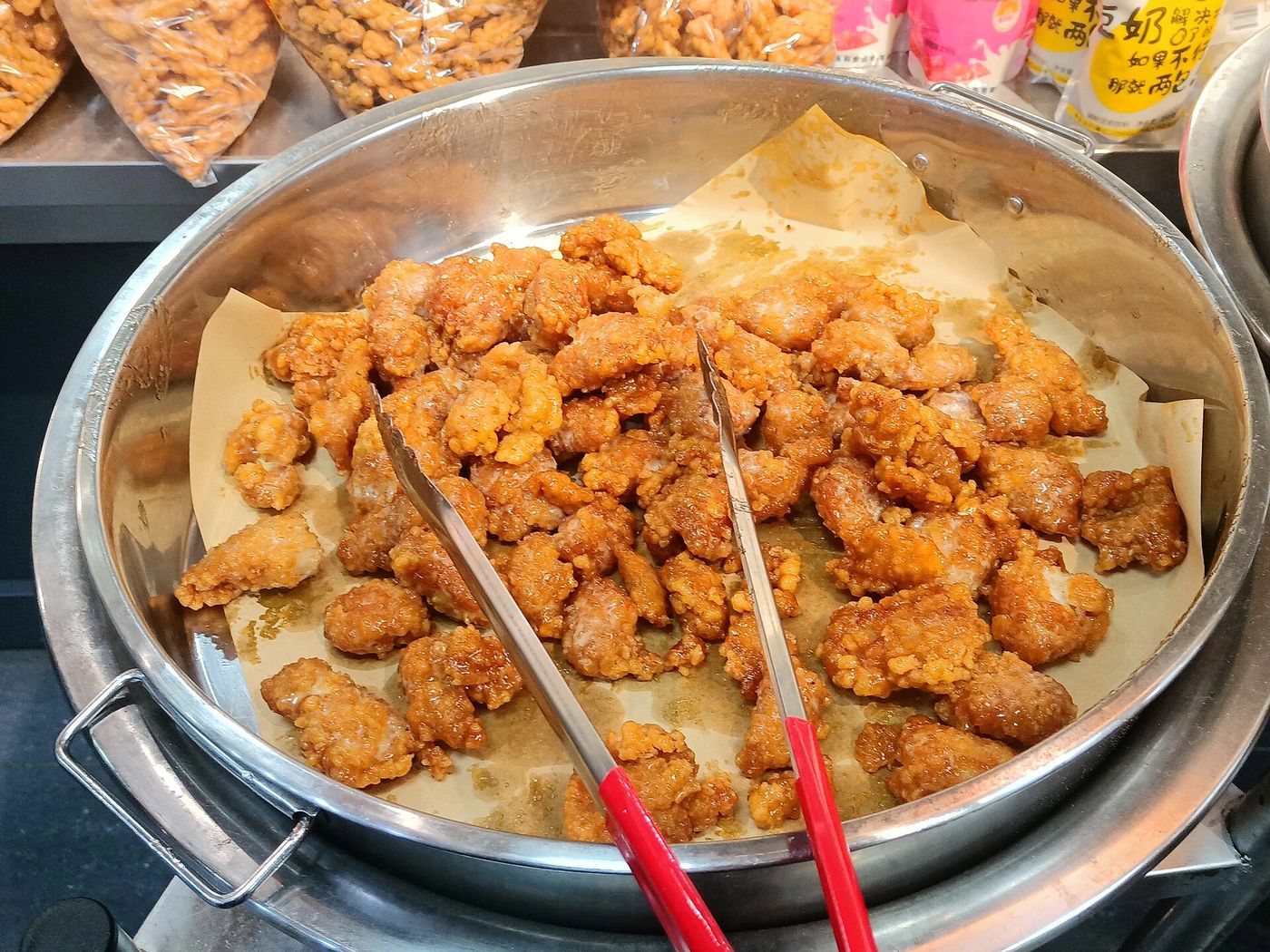 Gà rán vị phô mai trong chảo lớn ở một quầy bán gà