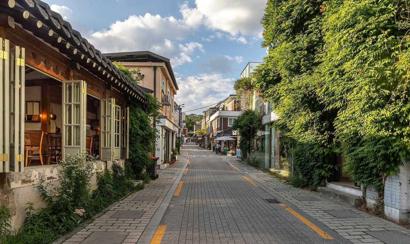 Đường Gyedong-gil gần Bukchon với quán cà phê mở cửa sổ, tường phủ dây leo