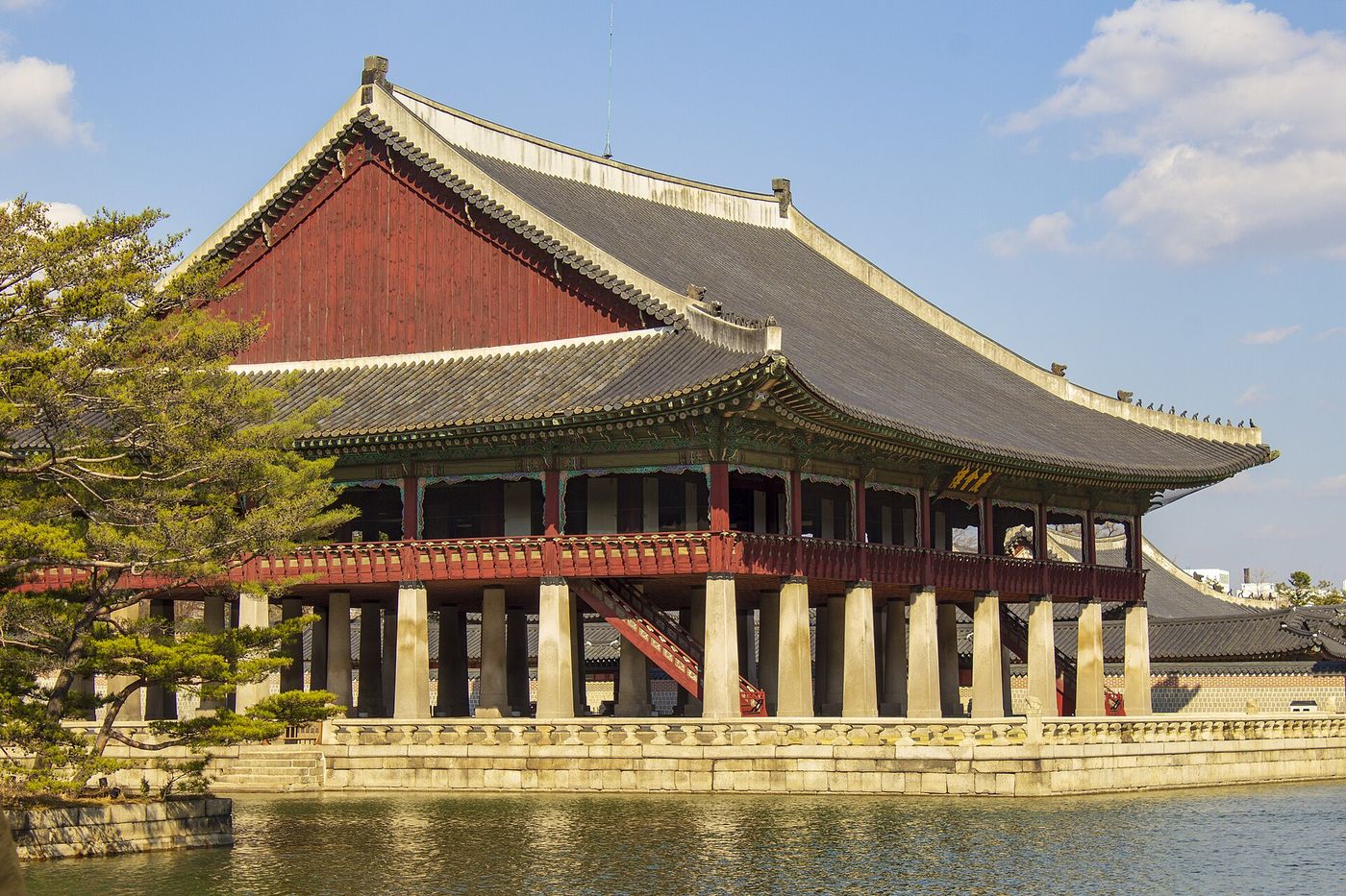 Lầu Gyeonghoeru trên mặt hồ trong cung Gyeongbokgung