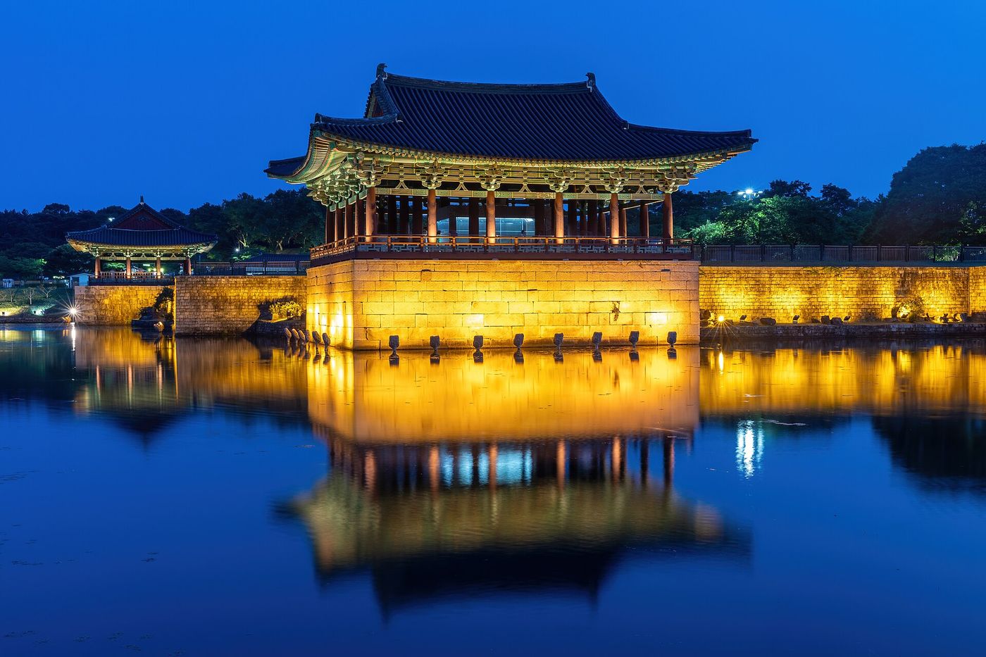 Cung Donggung soi bóng xuống hồ Wolji lúc lên đèn ở Gyeongju