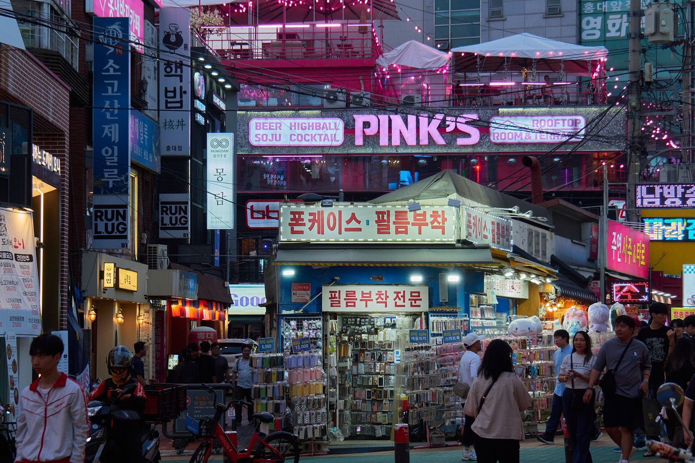 Khu Hongdae ở Seoul: mua sắm, hát rong cuối tuần, công viên đường ray cũ và đi chơi tối