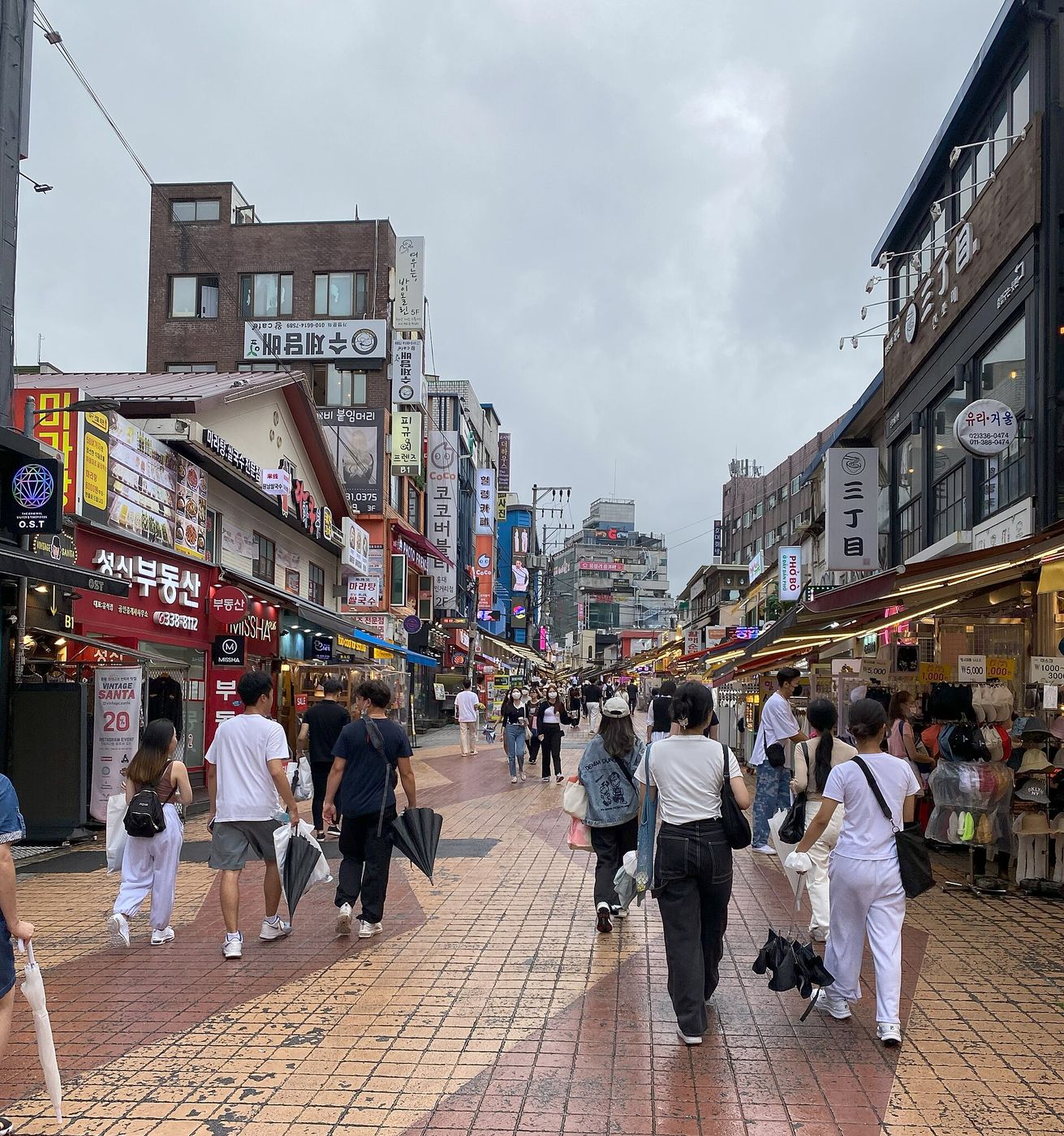 Phố mua sắm ở Hongdae với dòng người đi bộ hai bên cửa hàng