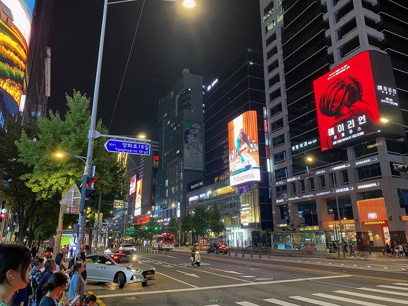 Ngã tư ở Hongdae buổi tối với màn hình quảng cáo lớn