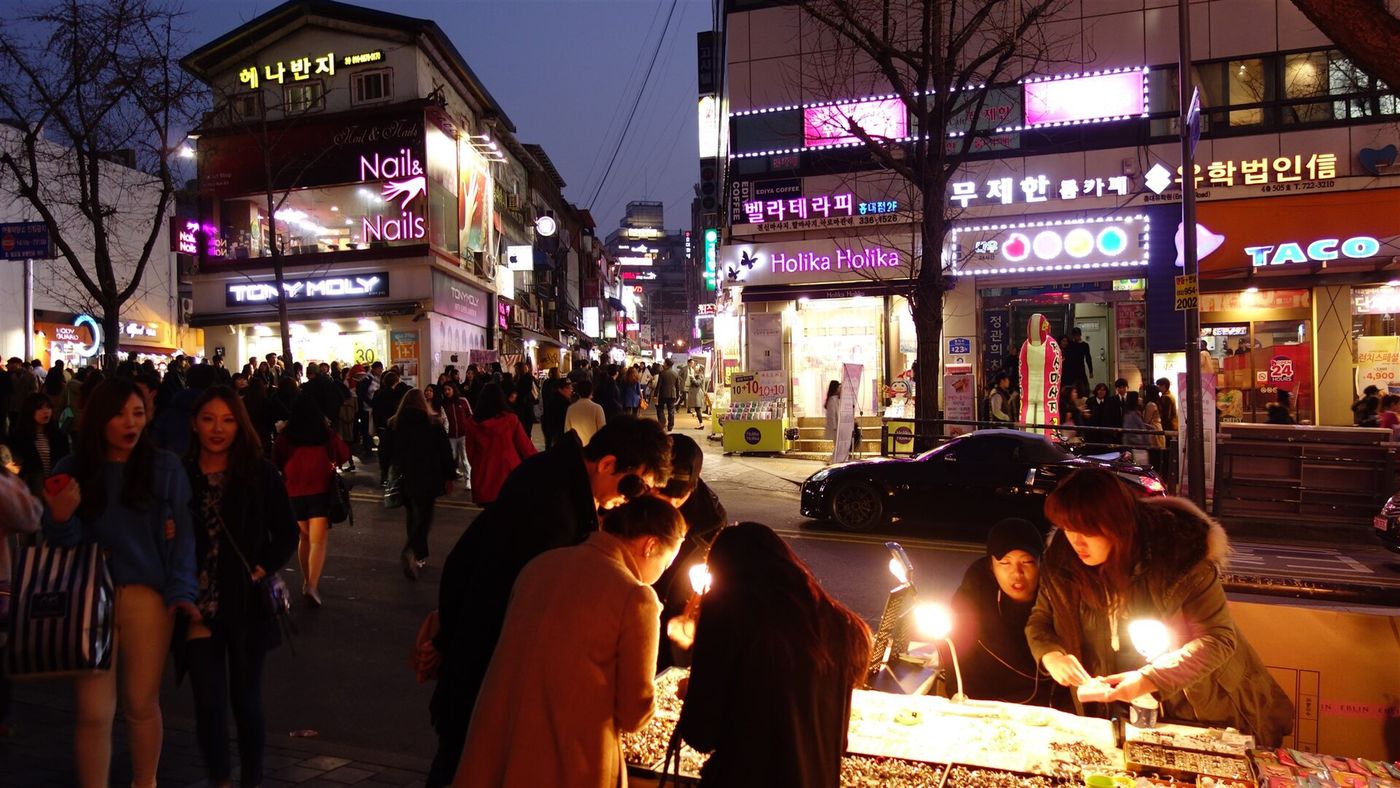 Khu Hongdae về đêm, Seoul