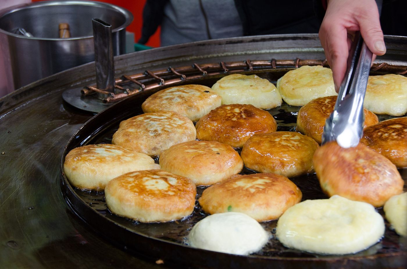 Hotteok, bánh rán nhân đường đang chiên trên chảo