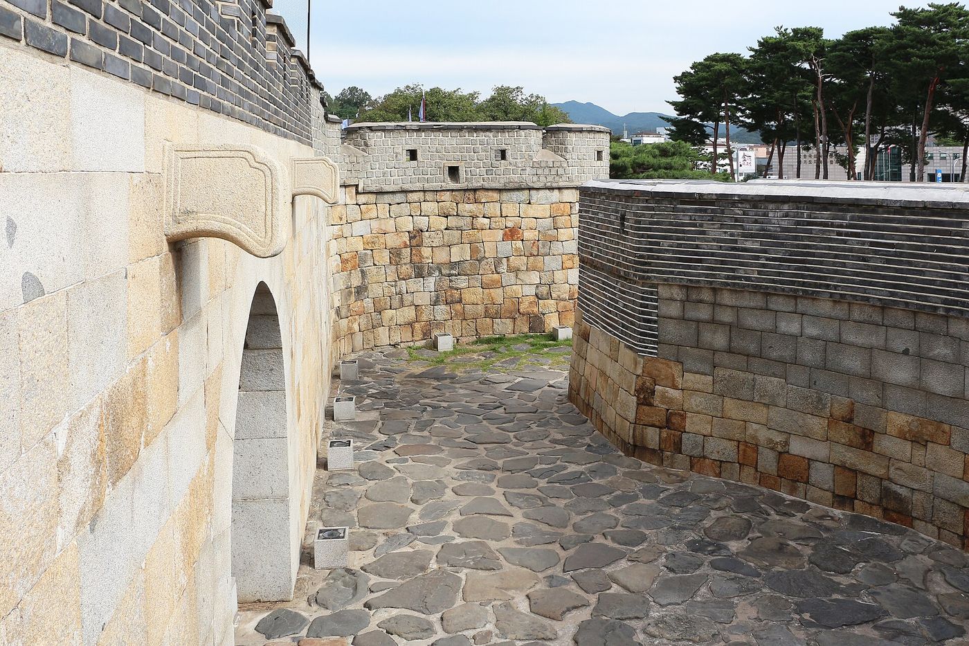 Lối đi lát đá dọc tường thành Hwaseong