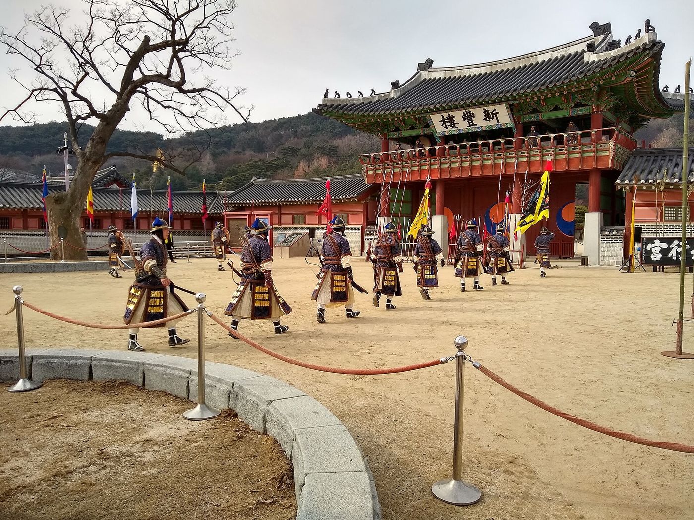 Đội lính mặc trang phục xưa biểu diễn trước một cổng ở Suwon Hwaseong