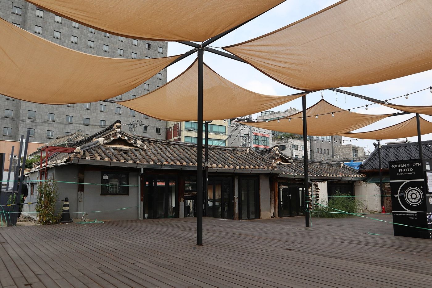 Mái hiên và sân của một quán trong khu nhà hanok Ikseon-dong