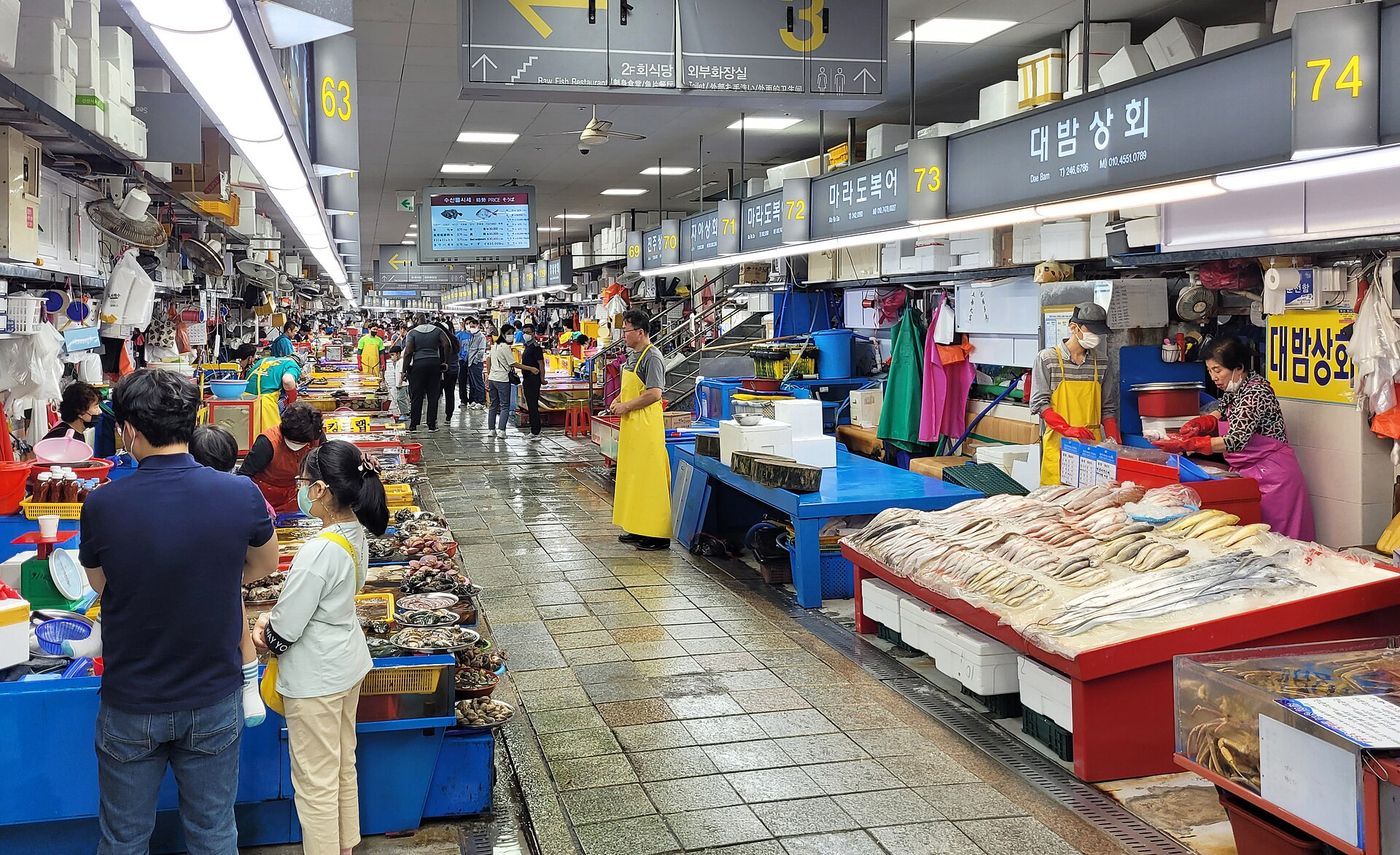 Đến Busan ăn gì: chợ hải sản Jagalchi, canh thịt heo dwaeji gukbap, mì lạnh milmyeon và bánh ssiat hotteok