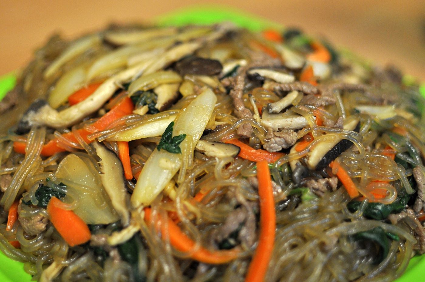 Japchae, miến xào rau và thịt