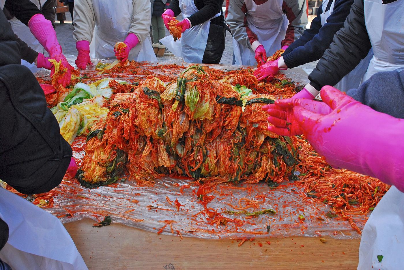 Mùa kimjang ở Hàn Quốc: vì sao cả nhà cùng muối kim chi đầu mùa đông, và nơi du khách thử làm kim chi ở Seoul