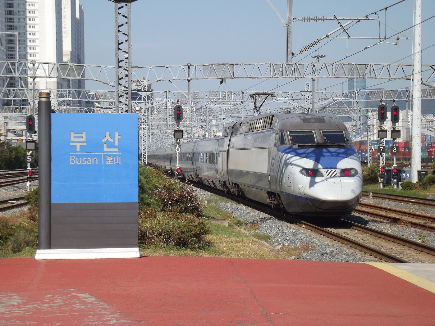 Tàu KTX ở ga Busan