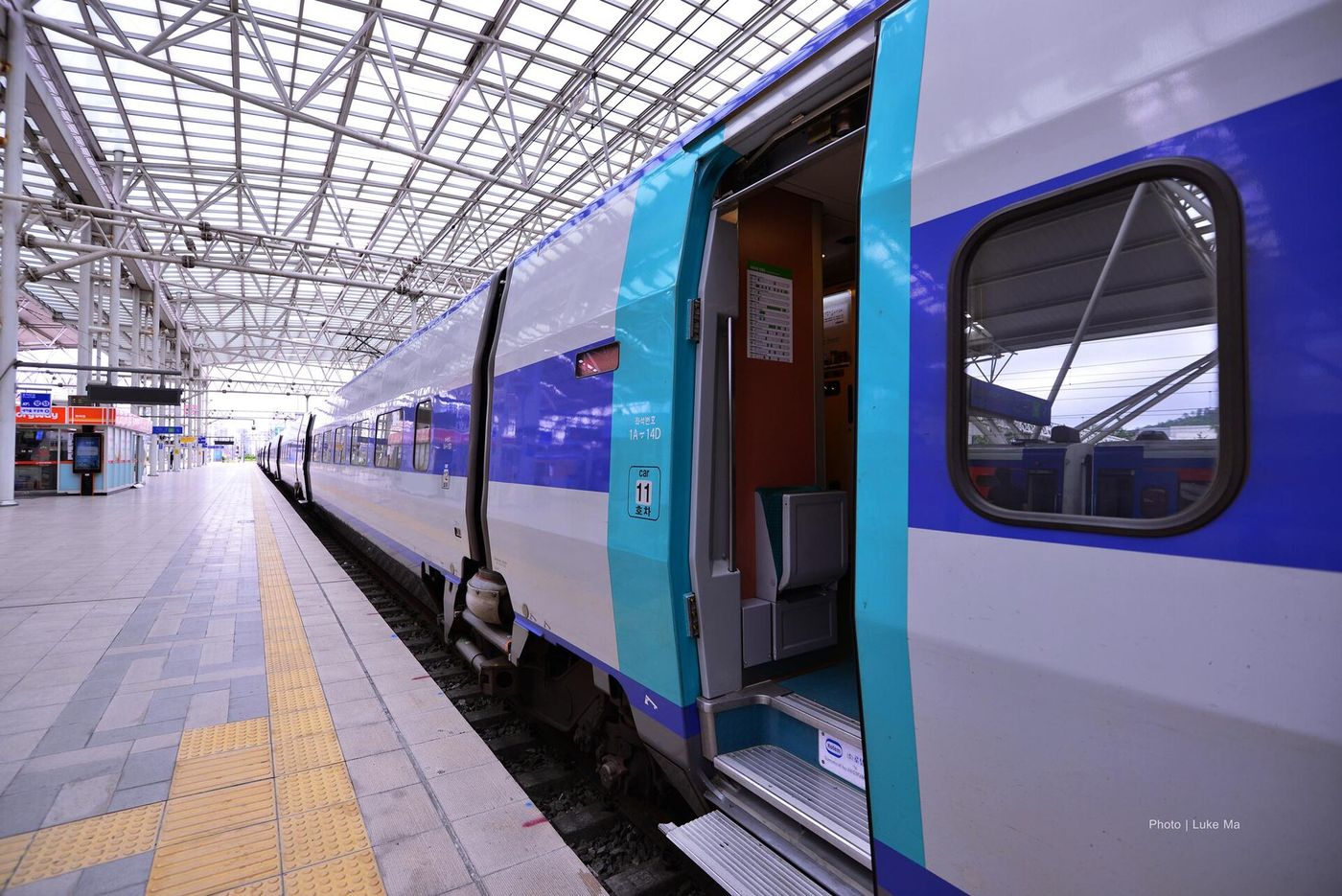 Tàu KTX mở cửa đón khách ở ga Seoul
