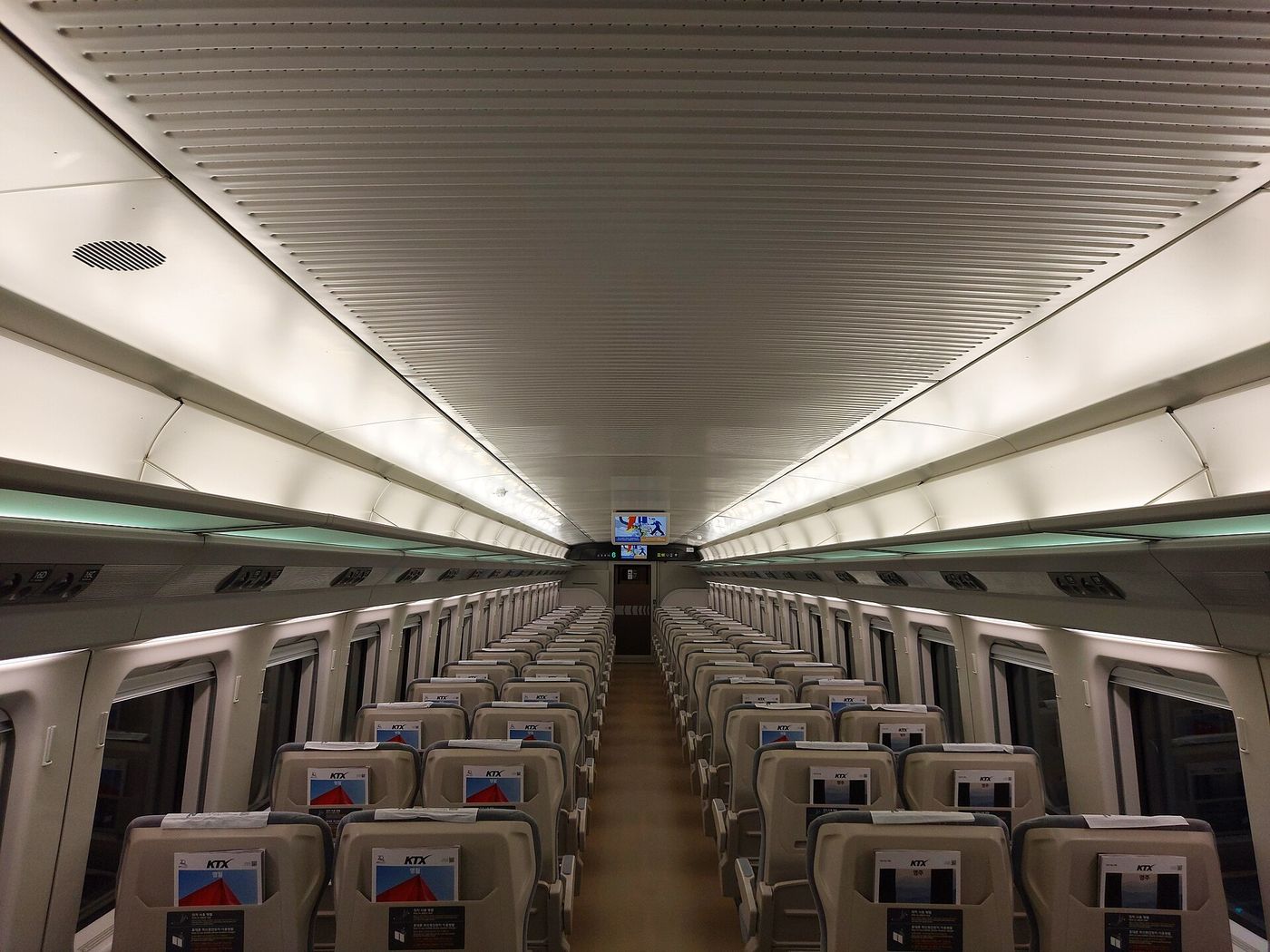 Toa ghế thường của tàu KTX-Cheongryong đời mới