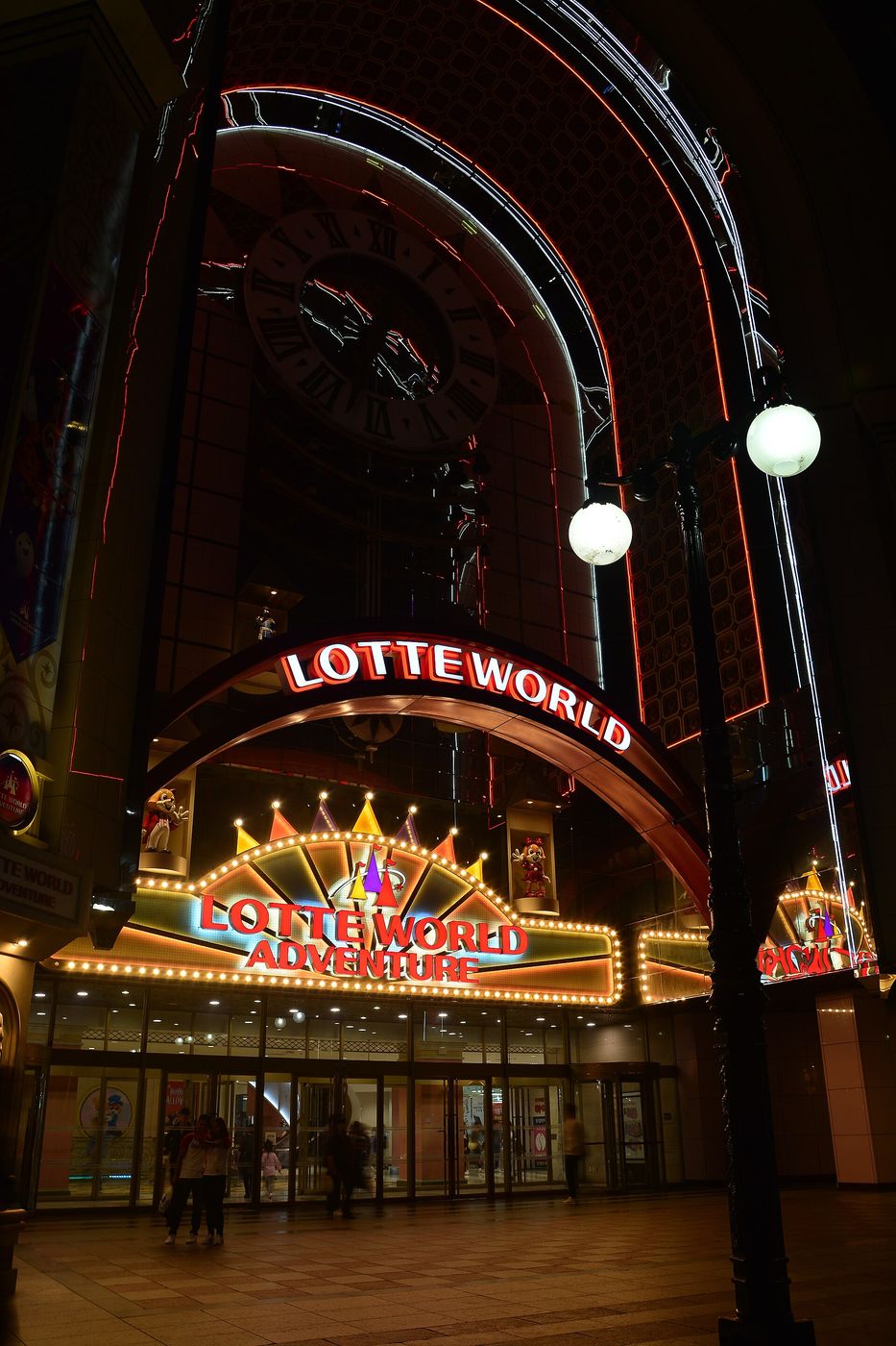Cổng Lotte World Adventure sáng đèn buổi tối