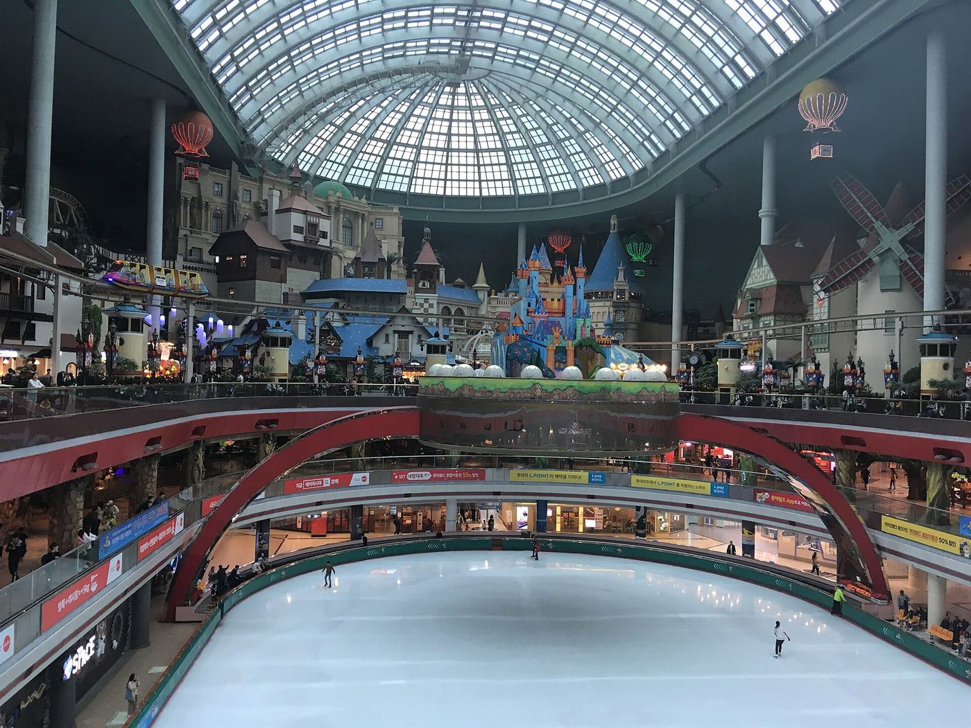 Sân trượt băng dưới mái vòm kính của khu trong nhà Lotte World