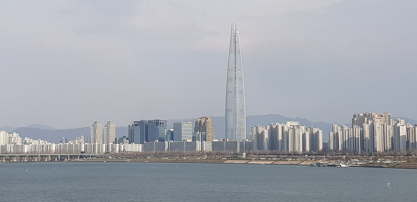 Tháp Lotte World Tower nhìn từ phía sông Hàn gần cầu Cheongdam