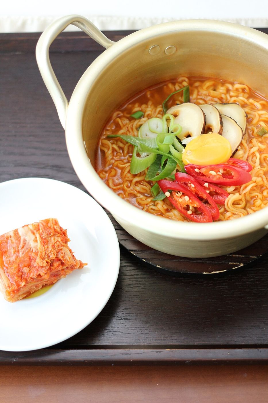 Một bát mì ăn liền nóng kèm kimchi