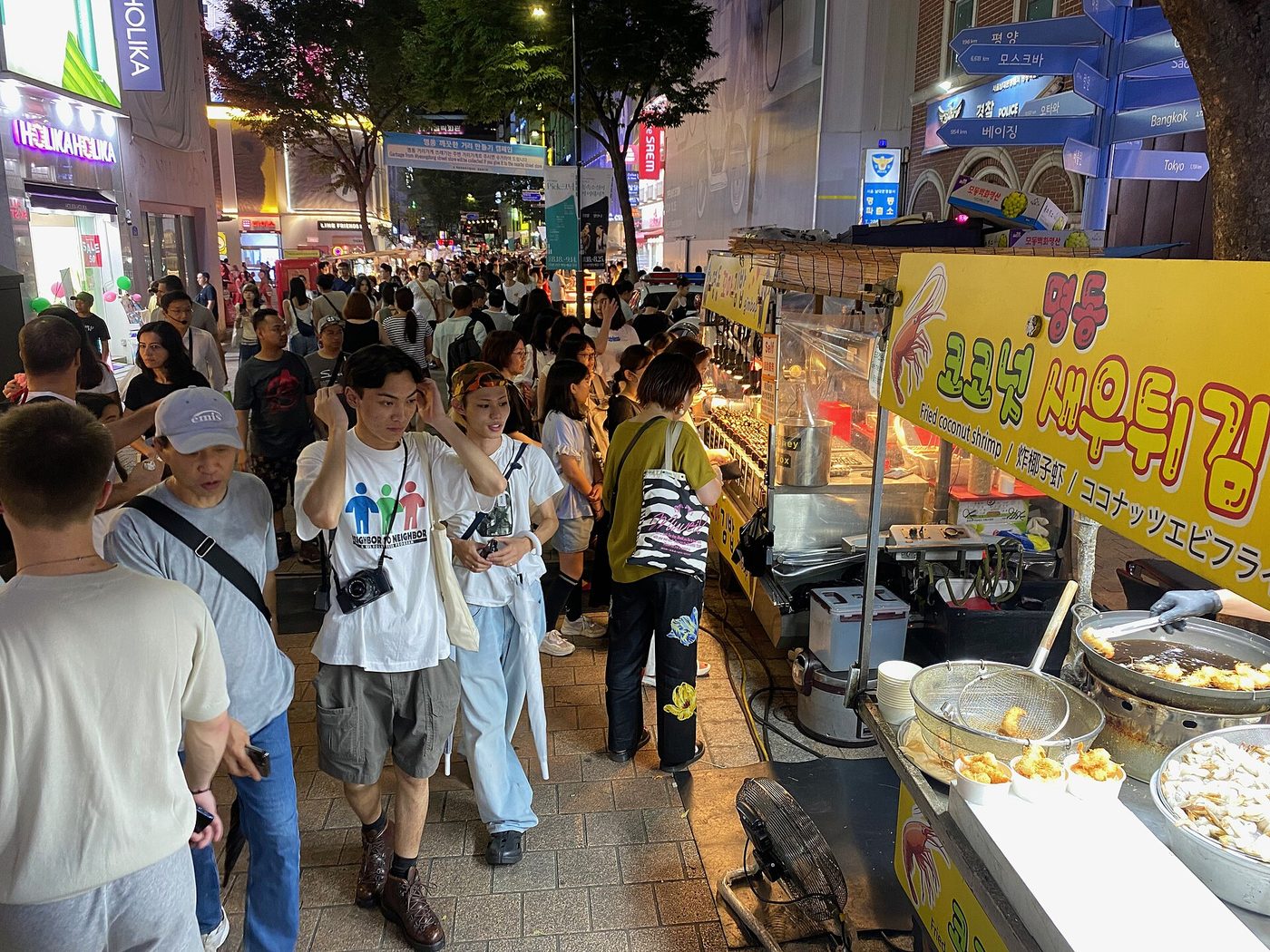 Quầy đồ ăn đường phố đông khách ở Myeongdong, Seoul