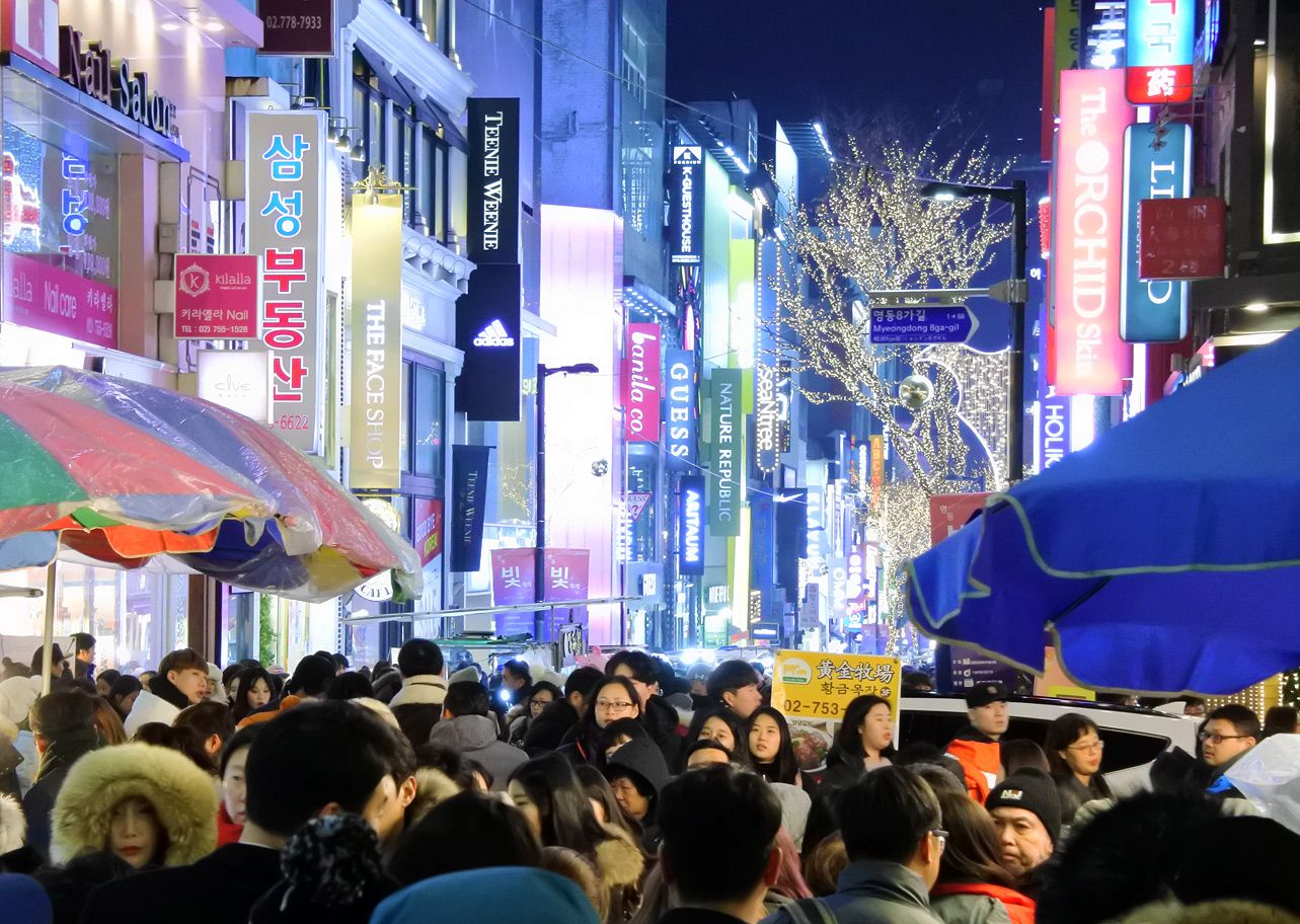 Phố Myeongdong đông kín người vào mùa Giáng sinh