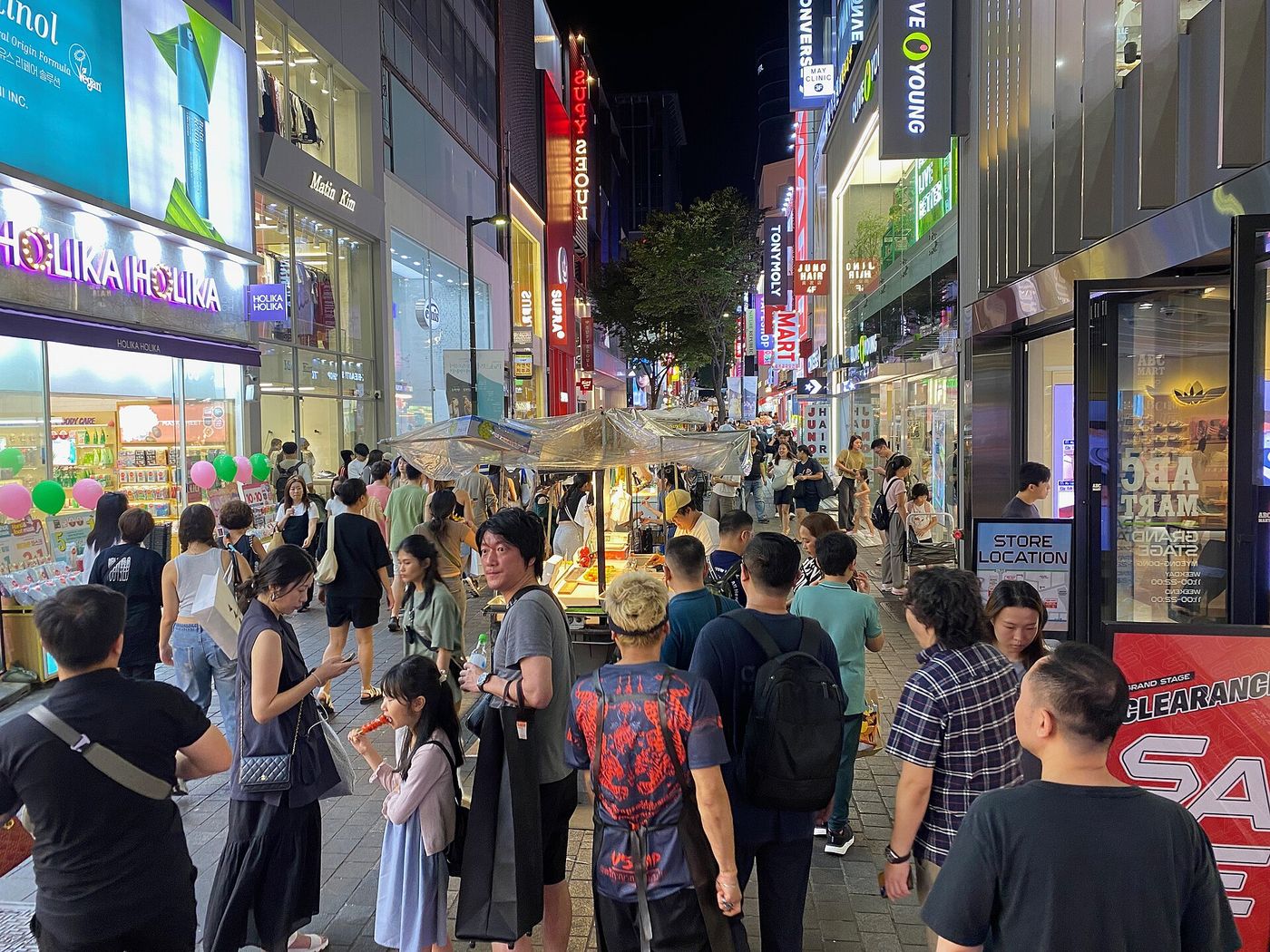 Myeongdong có gì: mua sắm, ăn vặt đường phố buổi tối, nhà thờ Myeongdong và chợ Namdaemun
