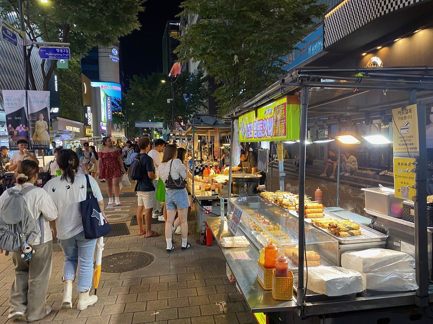 Quầy ăn vặt giữa phố Myeongdong buổi tối