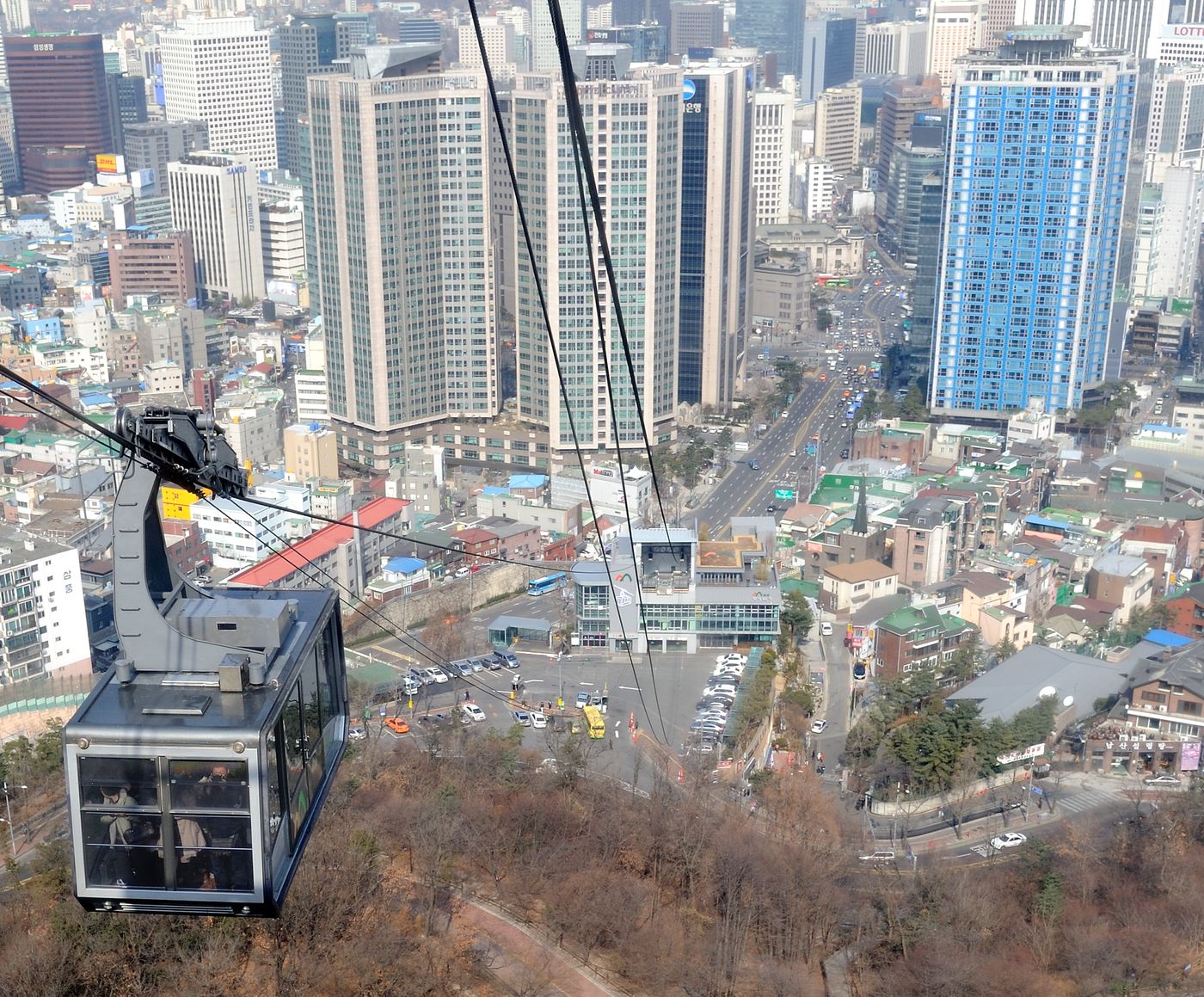 Cáp treo Namsan đi lên núi, phía dưới là các tòa nhà khu Myeongdong