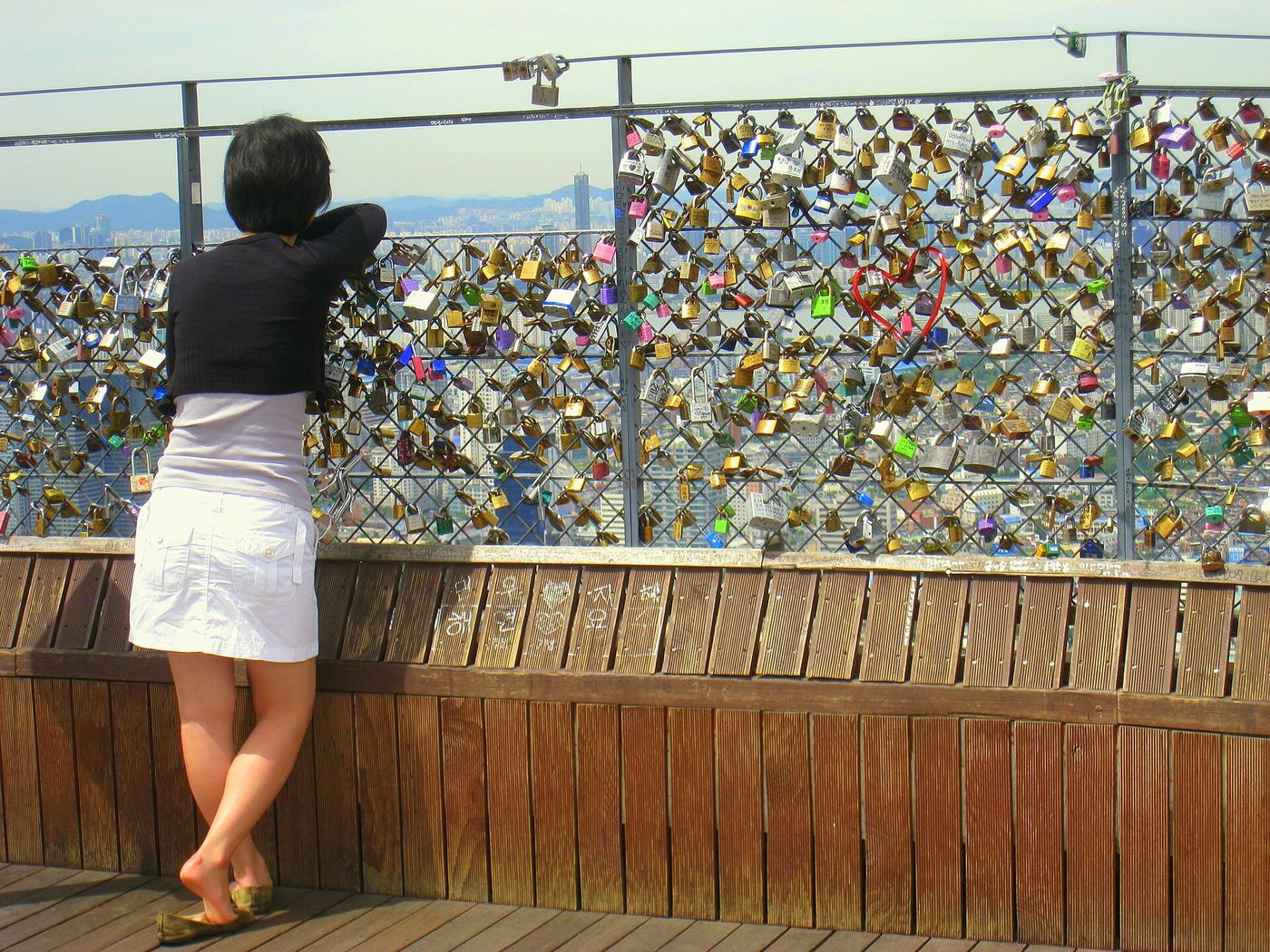Hàng rào phủ kín ổ khóa tình yêu trên đỉnh núi Namsan